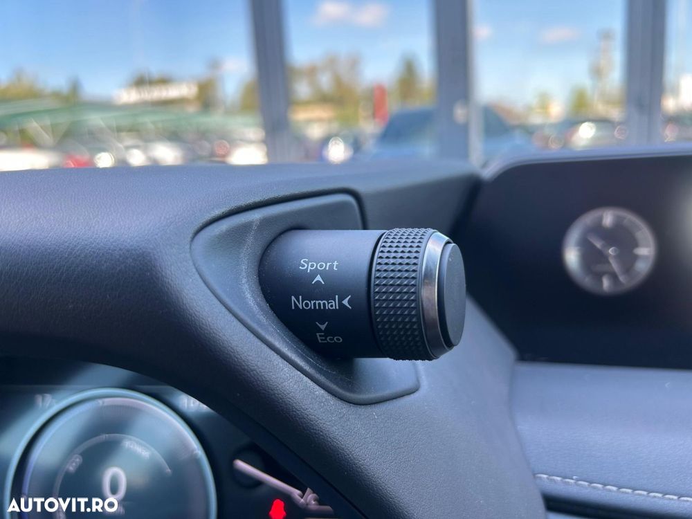Lexus UX 250h 2.0L HEV 20H- (178 HP) 4X4 CVT Executive - 18