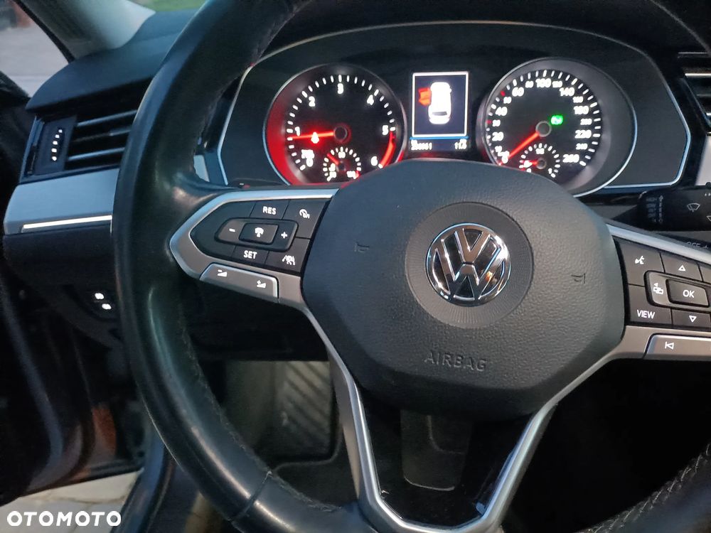 Volkswagen Passat 2.0 TDI SCR DSG Comfortline - 25