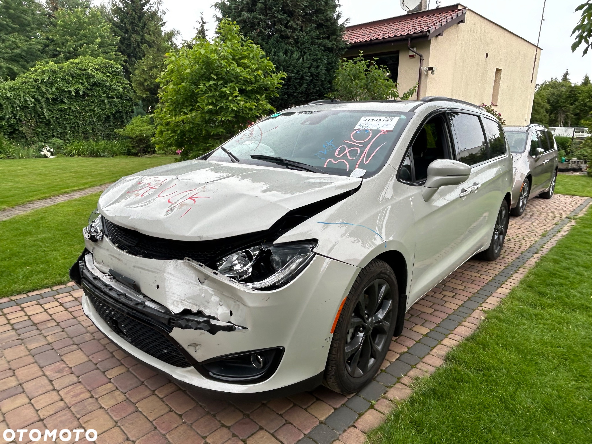 Chrysler Pacifica - 2