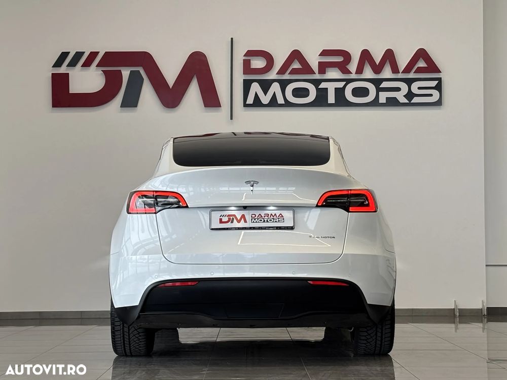 Tesla Model Y - 8