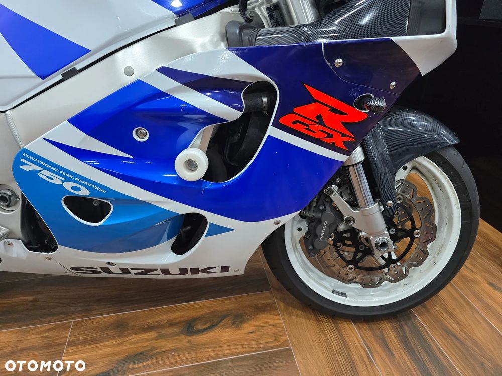 Suzuki GSX-R - 25