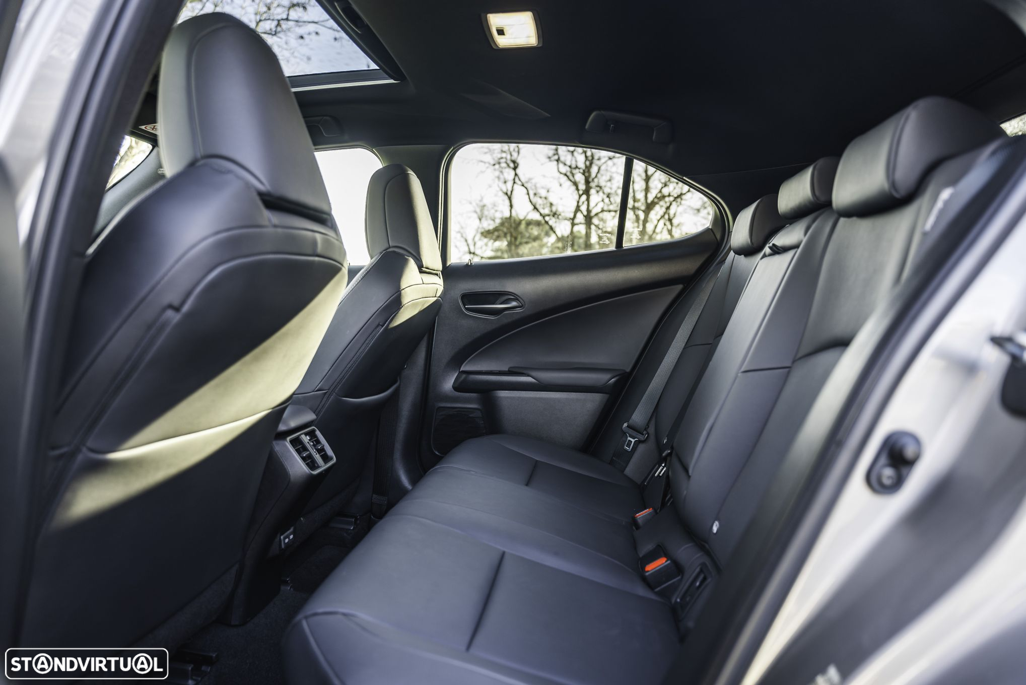 Lexus ux-250h - 12