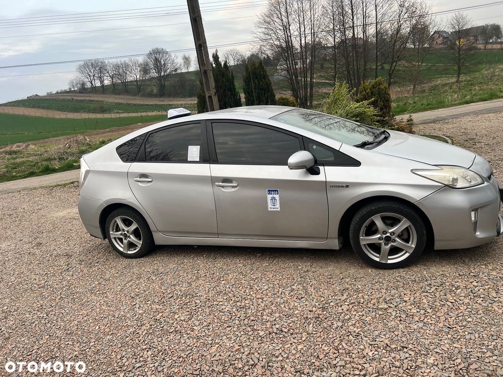 Toyota Prius (Hybrid) - 4