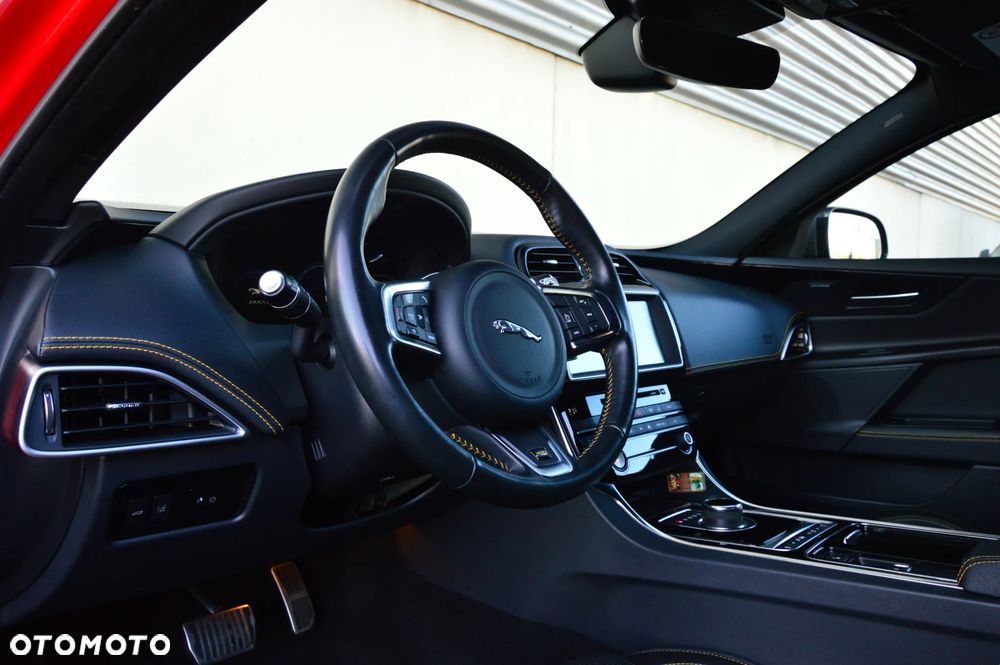 Jaguar XE 2.0 T AWD 300 Sport - 13