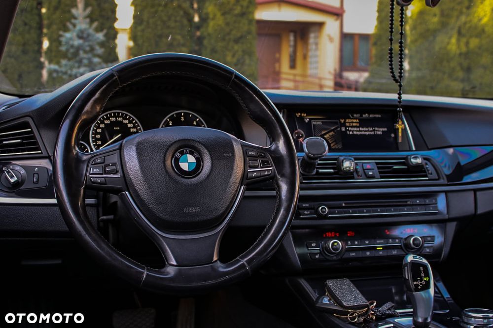 BMW Seria 5 525d xDrive Sport-Aut - 32