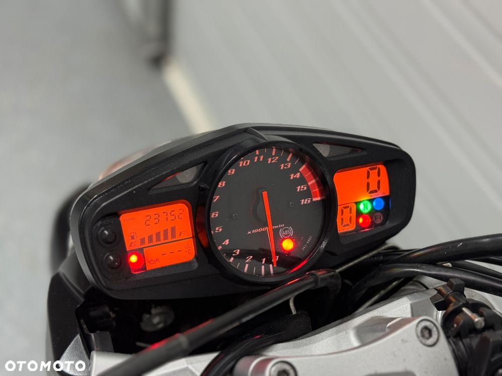 Suzuki GSR - 21