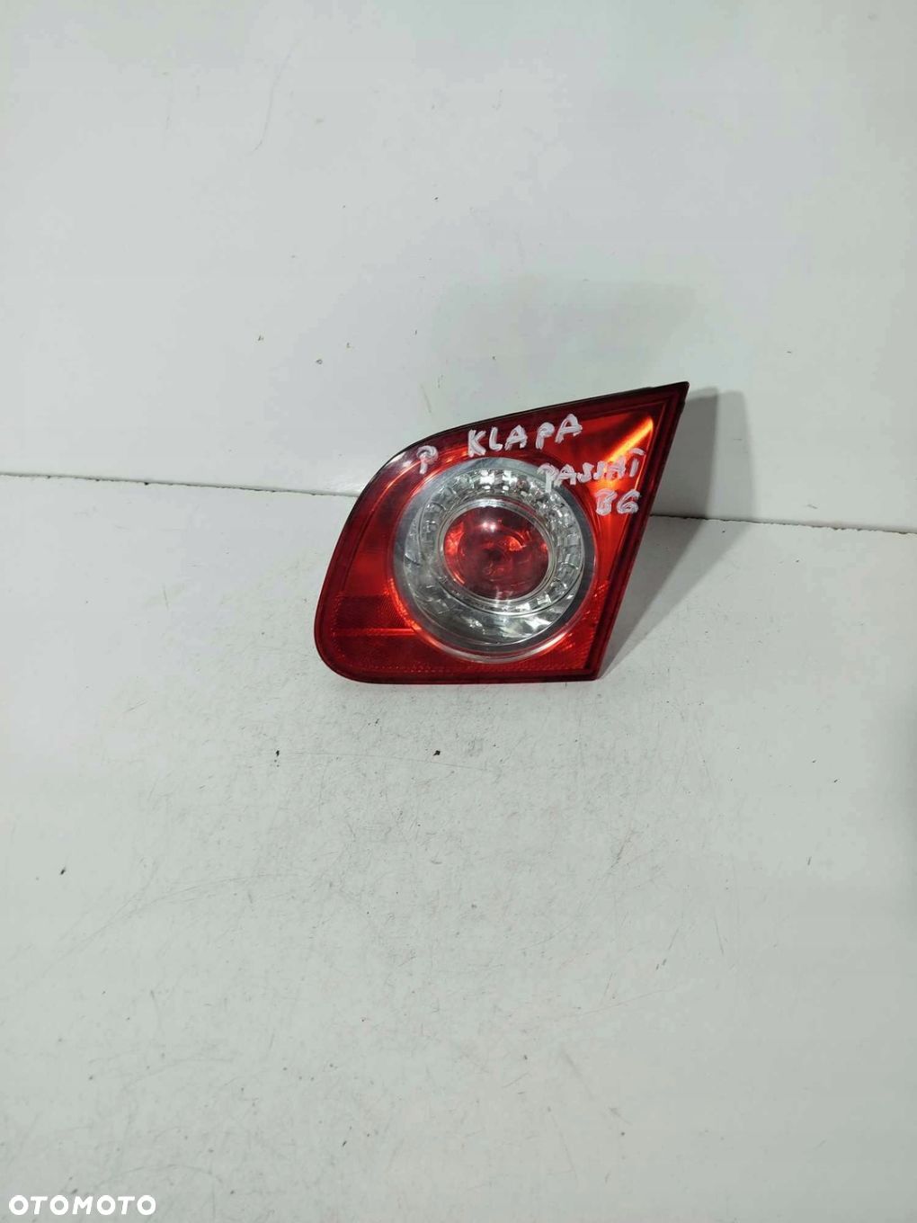 LAMPA PRAWA TYŁ TYLNA W KLAPĘ VW PASSAT B6 05-10 - 1