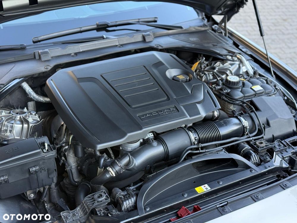 Jaguar XE 2.0 P250 R-Dynamic Black - 9