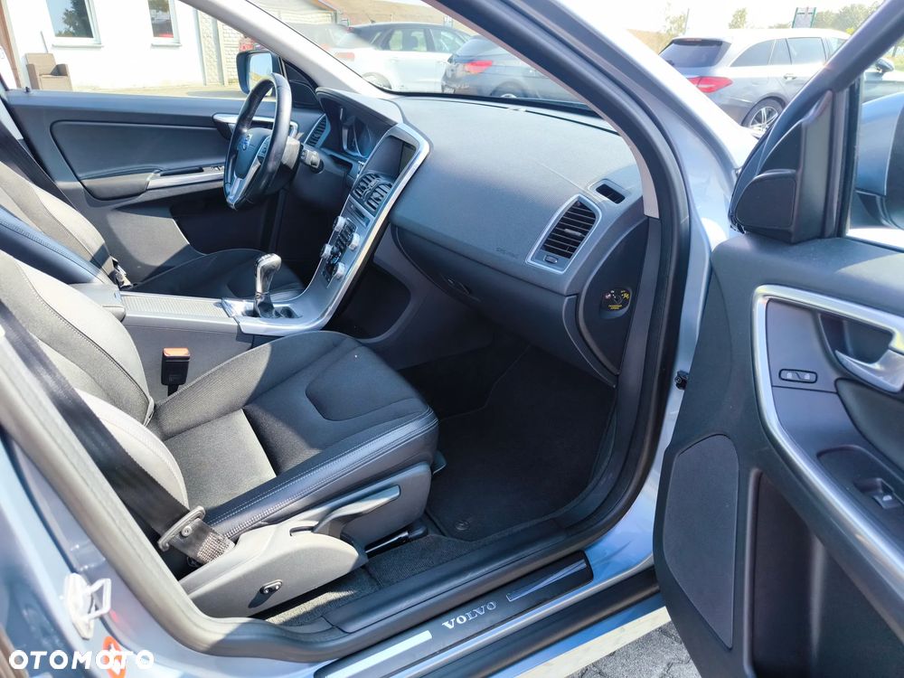 Volvo XC 60 D4 Momentum Pro - 11
