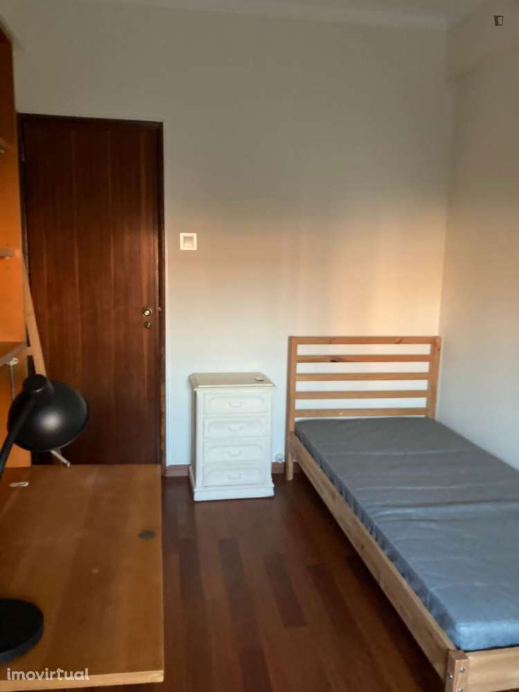 Quarto - localizado em Benfica Lisbon - Grande imagem: 3/26