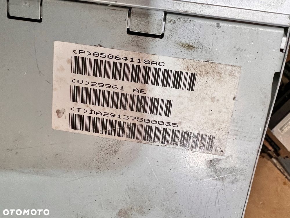 WZMACNIACZ CHRYSLER 05064118AC - 2