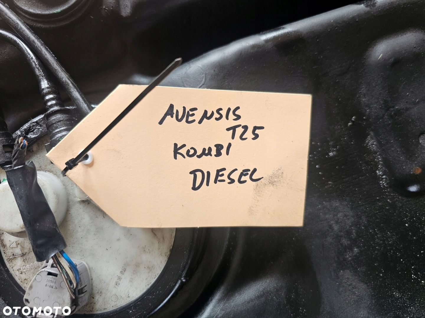 Zbiornik paliwa bak Toyota Avensis T25 kombi diesel - 2