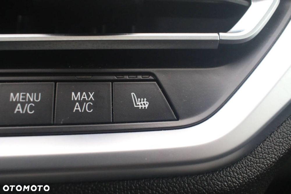 BMW Seria 3 330i xDrive M Sport - 23
