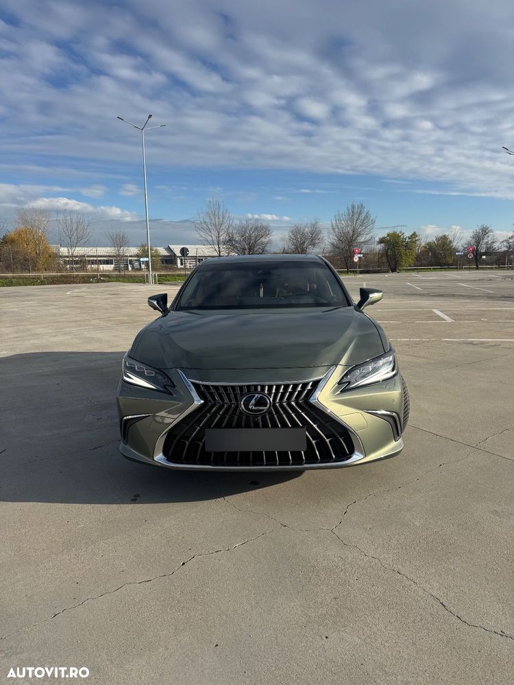 Lexus Seria ES 300h 2.5 TNGA HV 25H- 4X2 CVT Luxury - 2