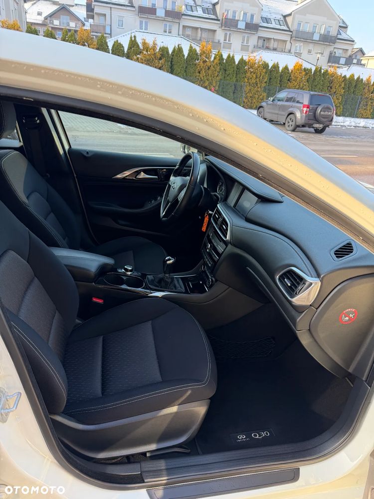 Infiniti Q30 1.5d Premium Tech Gallery White - 11