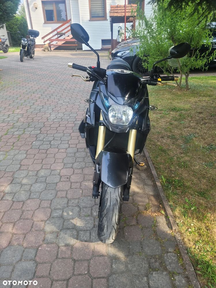 Suzuki GSR - 14