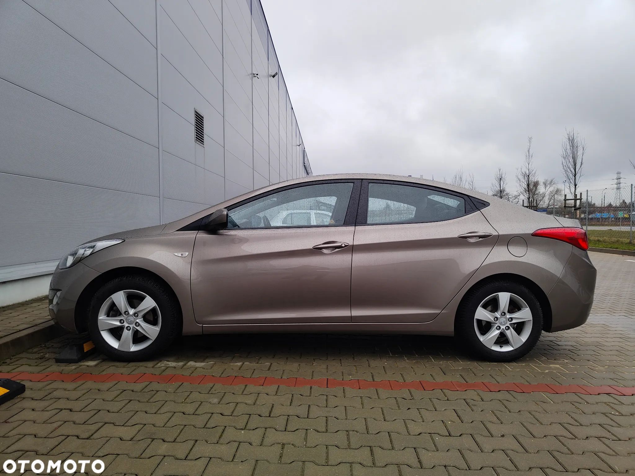 Hyundai Elantra - 1