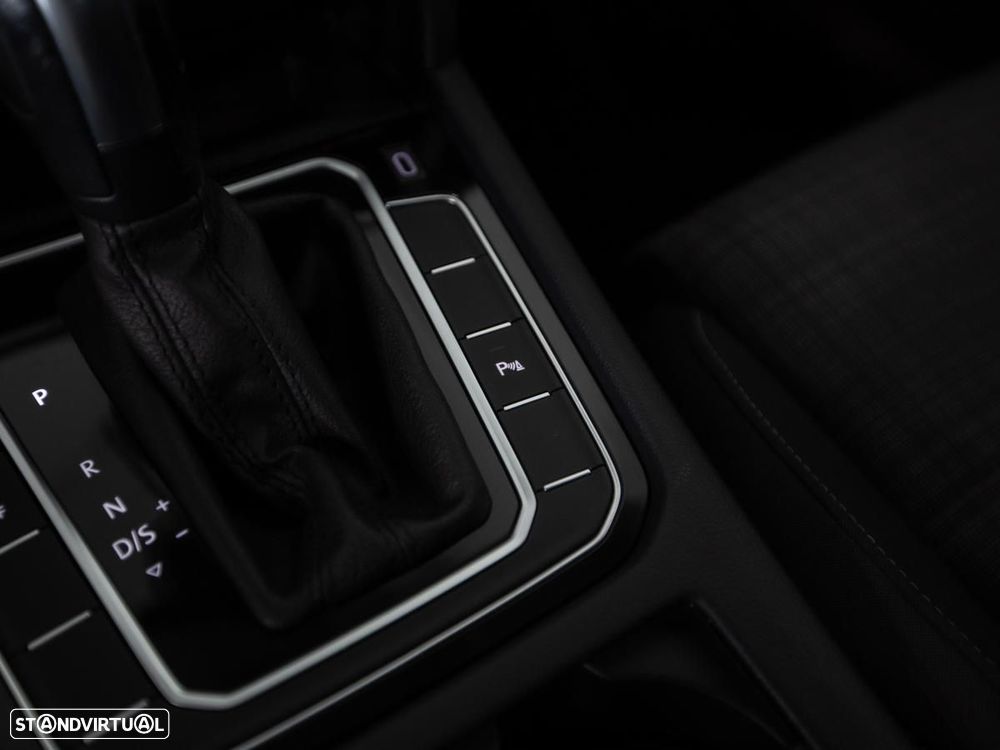 VW Passat Variant 2.0 TDi Business DSG - 33