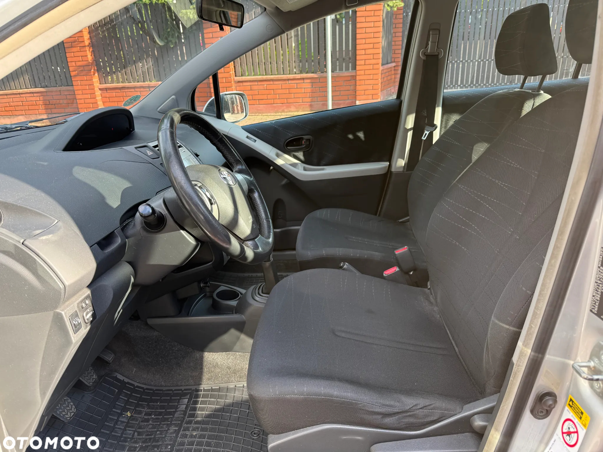 Toyota Yaris 1.3 - 6