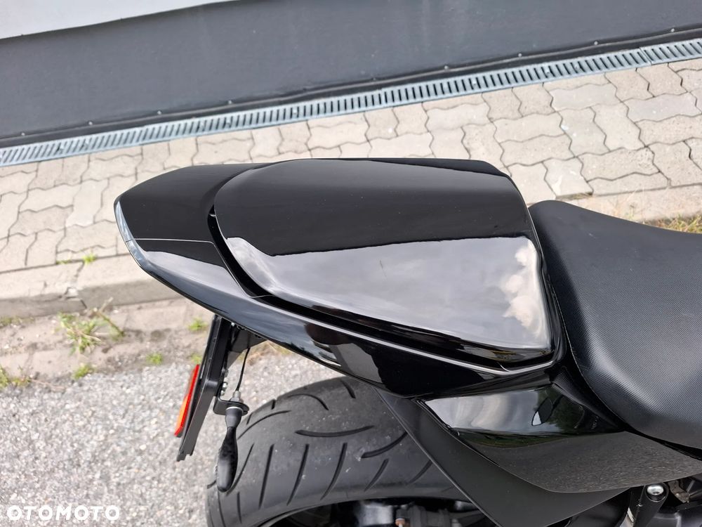 Suzuki GSR - 25
