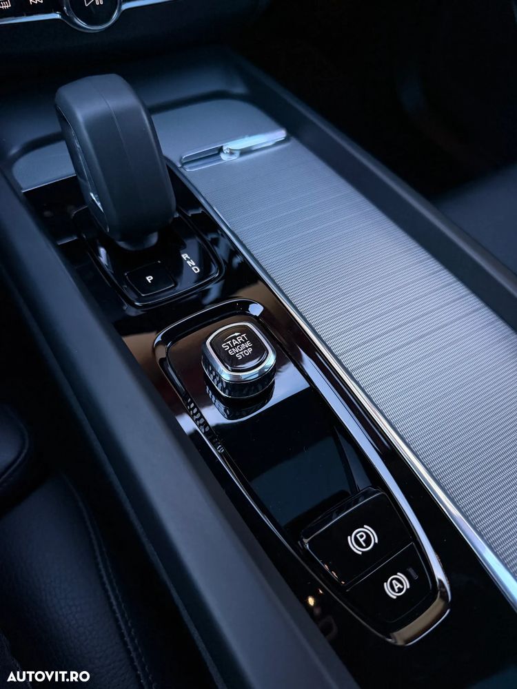 Volvo XC 60 T6 AWD Recharge Plus Dark - 24