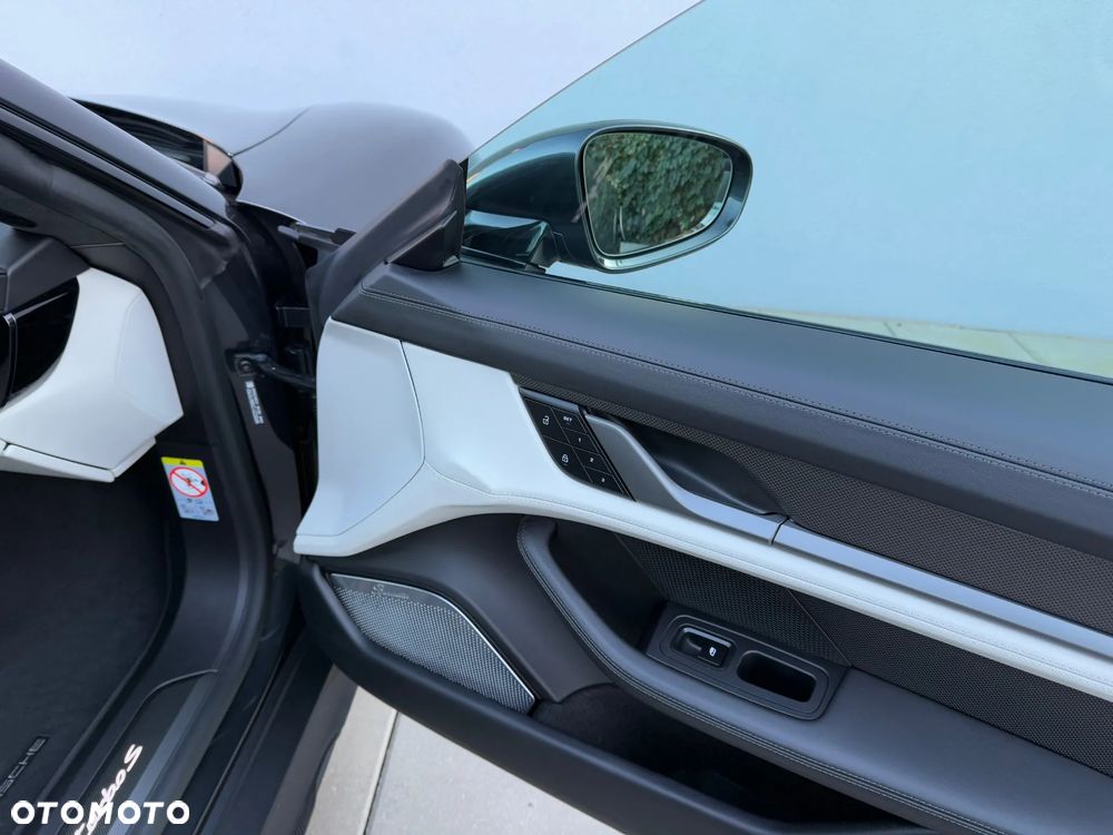 Porsche Taycan Turbo S Cross Turismo - 25