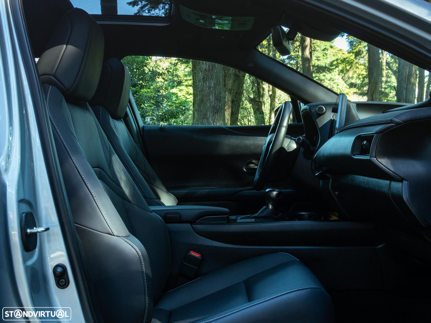 Lexus ux-250h Sport - 11