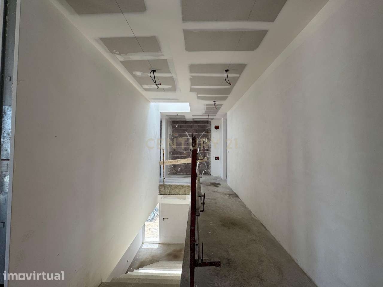 Moradia T4 contemporânea, geminada em Construção em Trajouce – São Dom - Grande imagem: 5/50