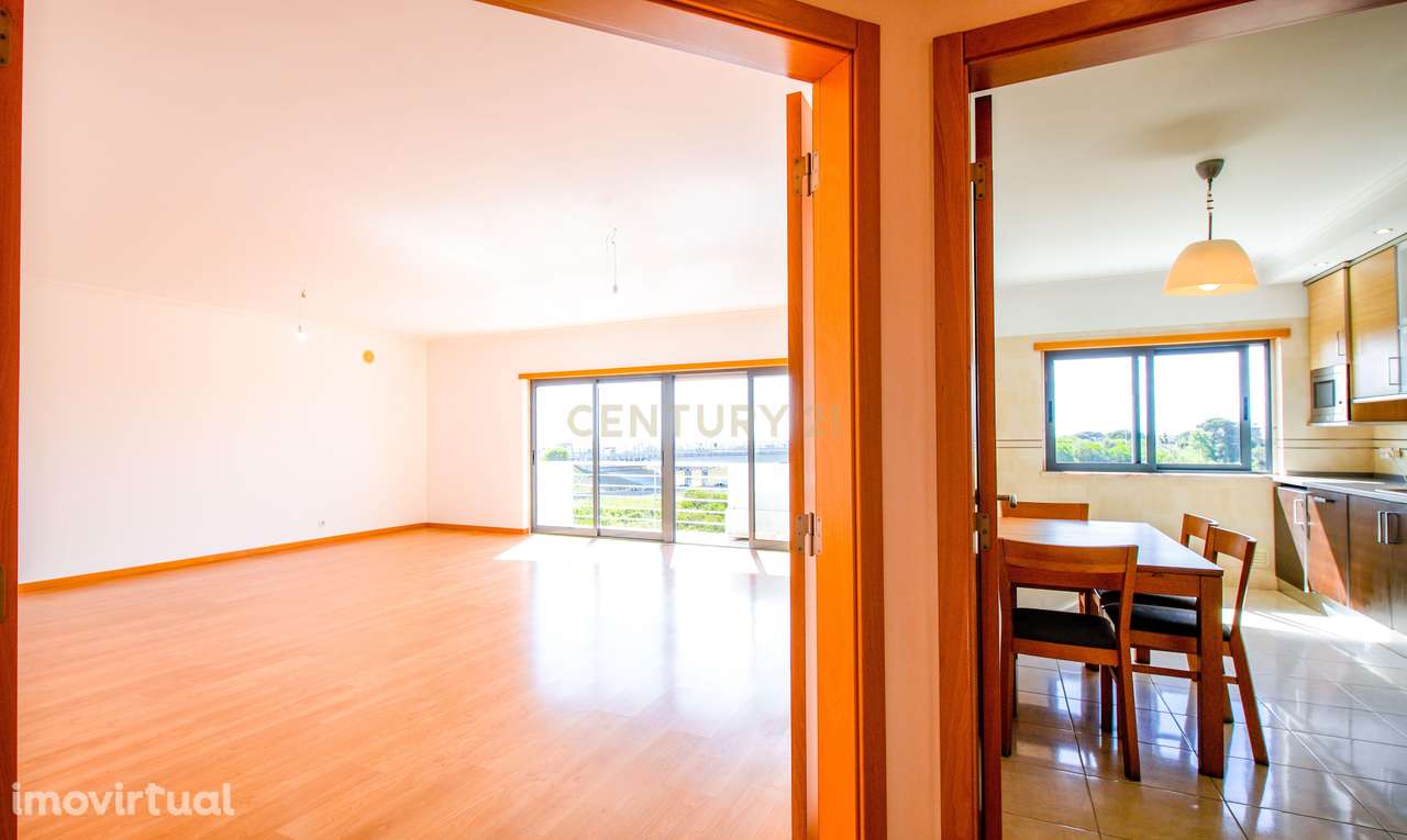 Apartamento T4 com garagem box para arrendamento na Caparica - Grande imagem: 3/52