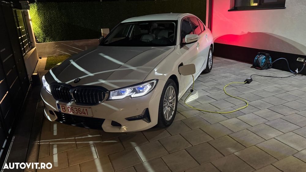 BMW Seria 3 330e Aut. Luxury Line - 24