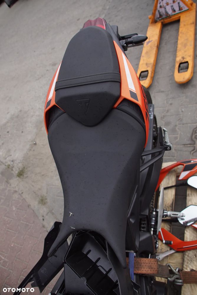 Motocykl na części 692106889 Triumph Street Triple 765 R 88kw 2025 silnik głowica blok silnika pokrywa zaworów pokrywa sprzęgła pokrywa alternatora miska olejowa wał korbowy korbowody tłoki cylindry wałki rozrządu łańcuch rozrządu napinacz rozrządu zawory sprzęgło kosz sprzęgłowy tarcze sprzęgłowe skrzynia biegów rozrusznik alternator stator pompa oleju pompa wody termostat chłodnica wentylator chłodnicy zbiorniczek wyrównawczy przepustnice listwa wtryskowa wtryskiwacze cewki zapłonowe airbox filtr powietrza pompa paliwa zbiornik paliwa korek paliwa kolektor wydechowy tłumik katalizator sondy lambda rama subframe wahacz amortyzator tylny lagi golenie półka górna półka dolna kierownica manetki przełączniki kierownicy klamka sprzęgła klamka hamulca pompa hamulcowa przednia pompa hamulcowa tylna przewody hamulcowe zaciski przednie zacisk tylny tarcze hamulcowe pompa ABS moduł ABS czujniki ABS felga przednia felga tylna koło przednie koło tylne oś przednia oś tylna piasta zabierak zębatka przednia zębatka tylna łańcuch napędowy napinacze łańcucha ślizg łańcucha osłona łańcucha quickshifter czujnik quickshiftera cięgno quickshiftera dźwignia zmiany biegów set lewy set prawy podnóżki kierowcy podnóżki pasażera dźwignia hamulca tylnego stopka boczna czujnik stopki lampa przednia lampa tylna kierunkowskazy licznik wyświetlacz sterownik ECU immobilizer stacyjka kluczyk wiązka elektryczna skrzynka bezpieczników regulator napięcia przekaźniki czujnik położenia wału czujnik biegu czujnik temperatury siedzenie kierowcy siedzenie pasażera zadupek boczki plastiki owiewki osłony zbiornika osłona chłodnicy błotnik przedni błotnik tylny nadkole uchwyt tablicy rejestracyjnej lusterko lewe lusterko prawe klakson linka sprzęgła przewody paliwowe przewody chłodnicze wsporniki uchwyty mocowania tuleje gumy śruby - 8