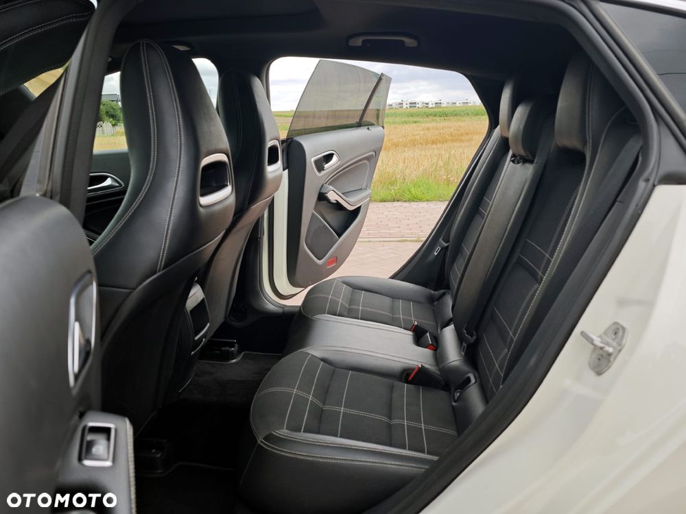 Mercedes-Benz CLA 180 7G-DCT - 24