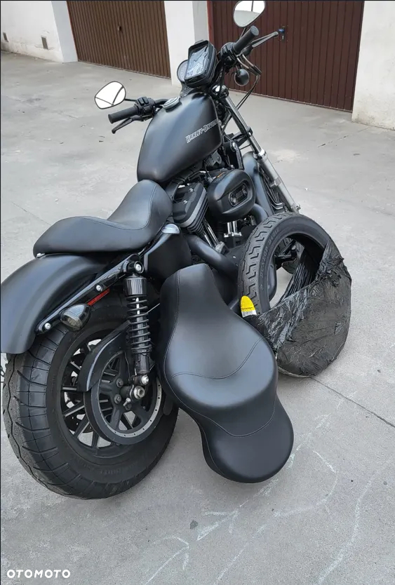 Harley-Davidson Sportster Custom 883C - 4