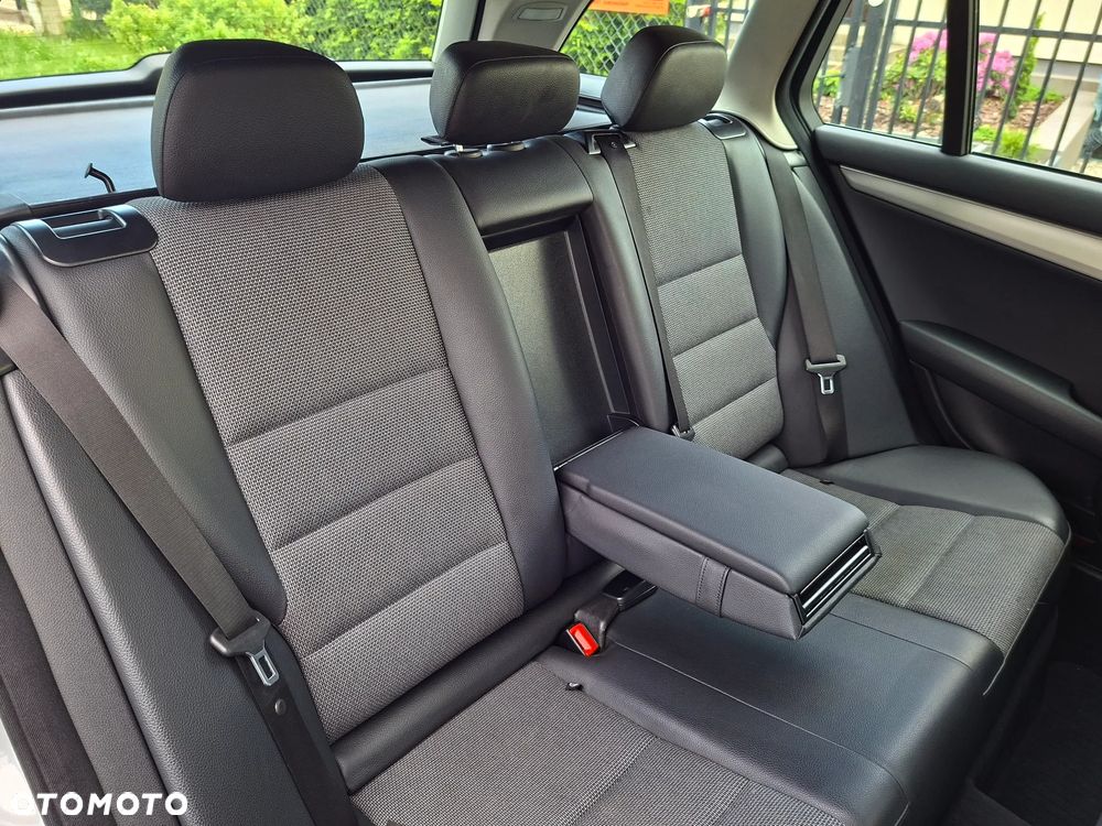 Mercedes-Benz Klasa C 180 CGI Automatik BlueEFFICIENCY Avantgarde - 21