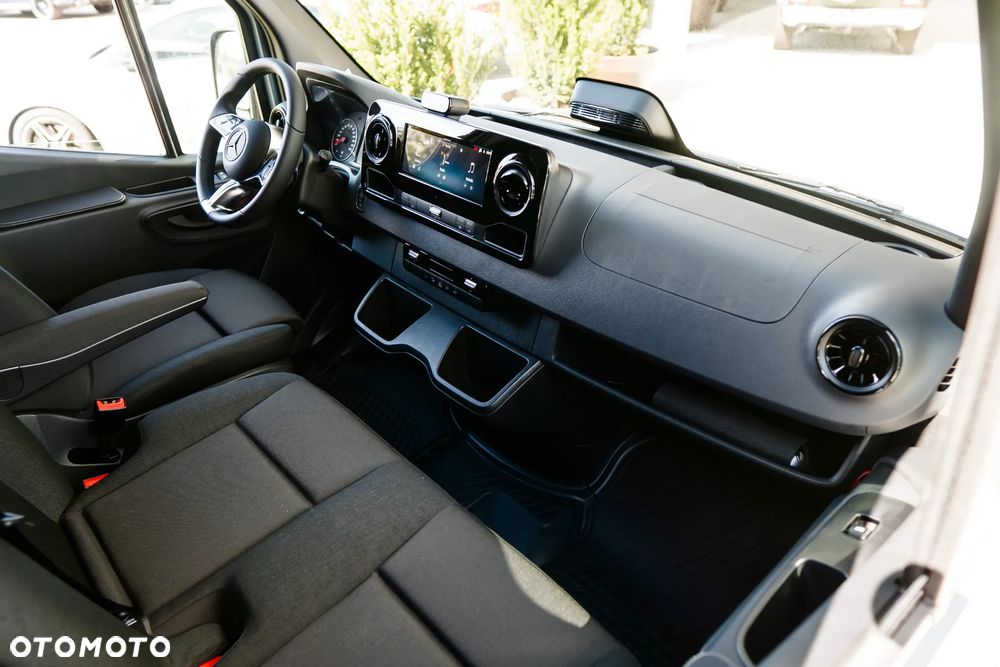 Mercedes-Benz Sprinter - 13