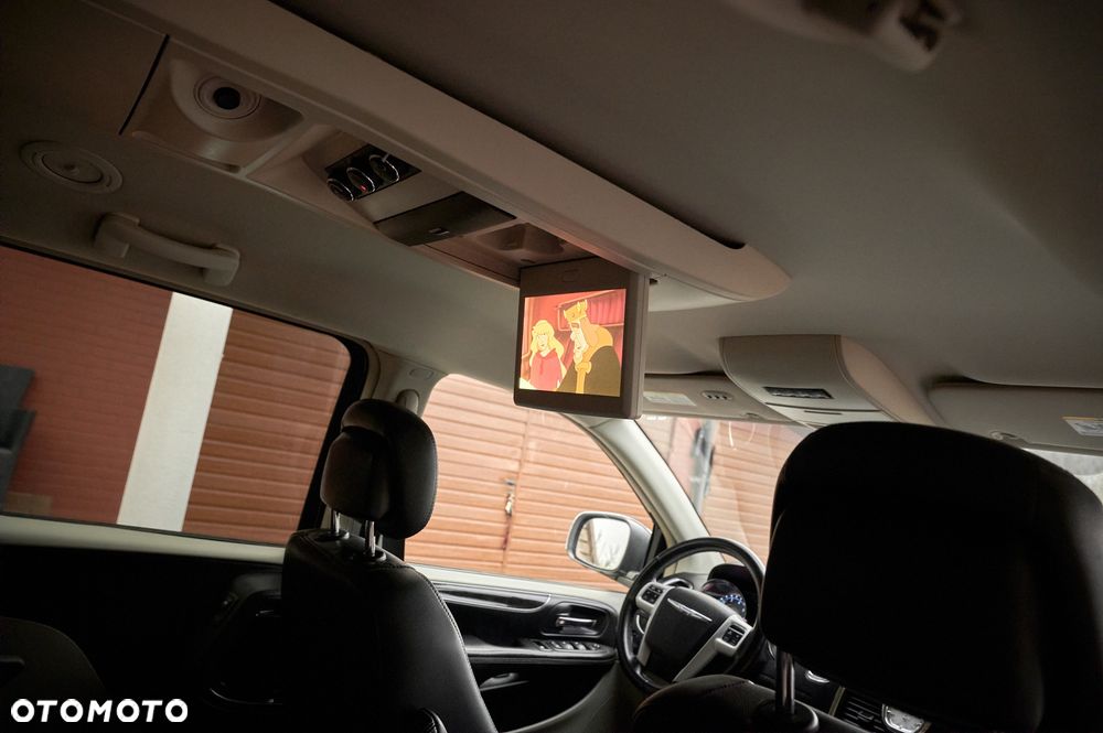 Chrysler Town & Country 3.6 Limited - 35