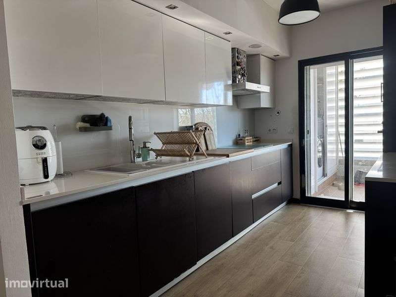 Apartamento T2 na Rua Professor Doutor Egas Moniz, Montenegro - Grande imagem: 2/12