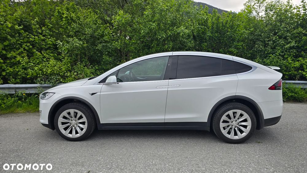 Tesla Model X - 8