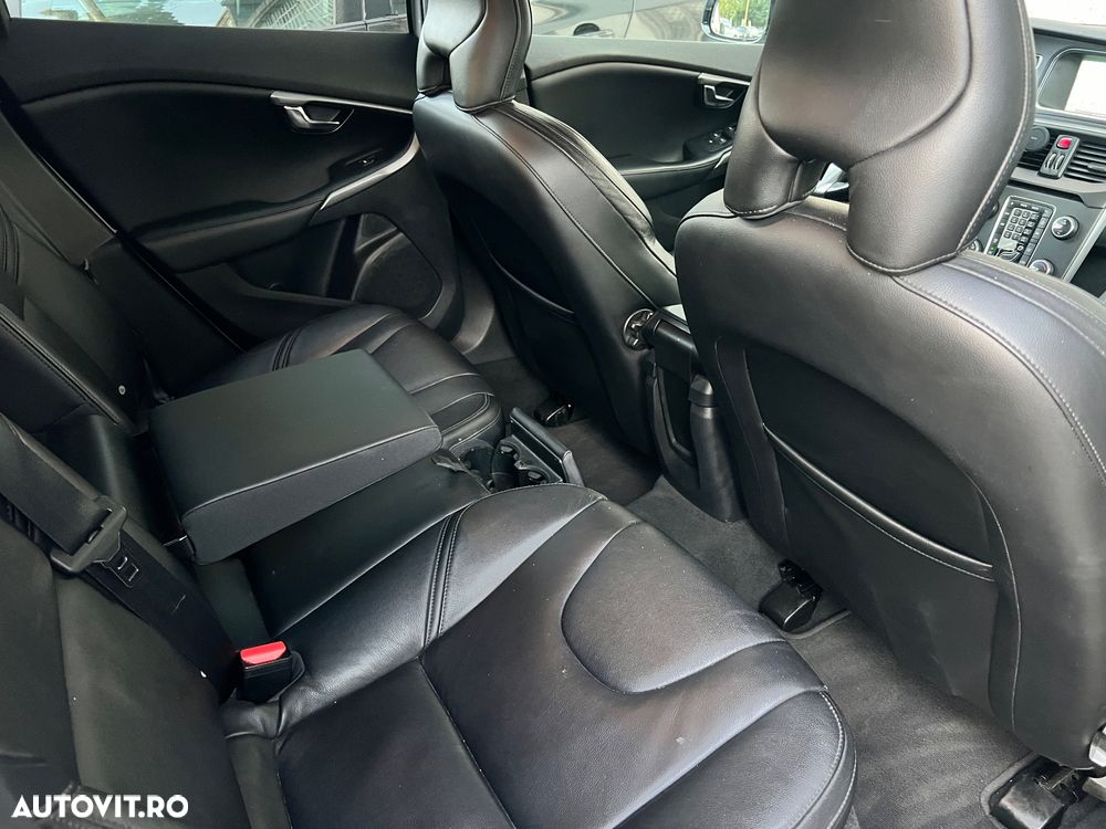 Volvo V40 D2 ECO Aut. R-Design - 16