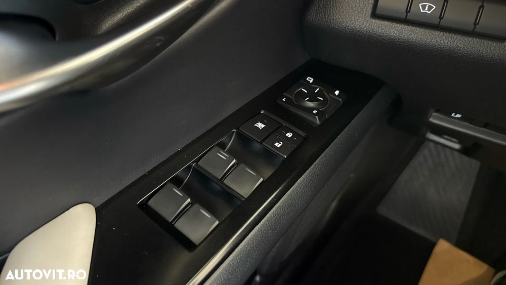 Lexus UX 250h FWD Executive - 29