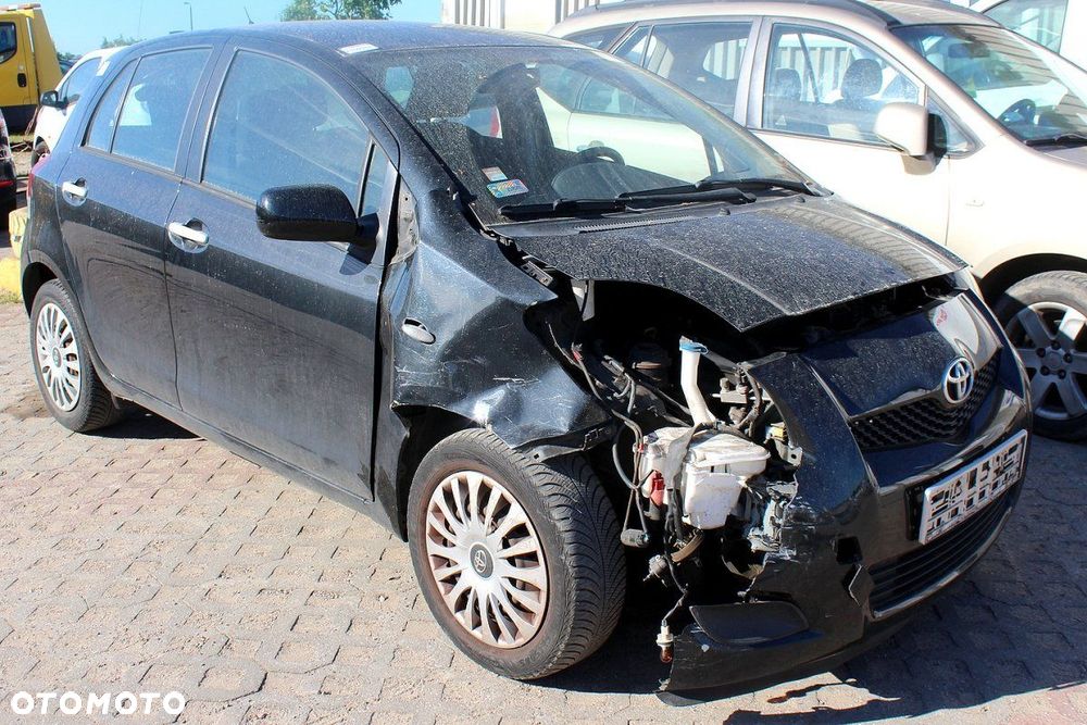 Toyota Yaris II XP90 2011 1.0VVTI 1KR HB5D (MASKA, ZDERZAK, LAMPA, BŁOTNIK, DRZWI, SZYBA, FOTEL) - 2