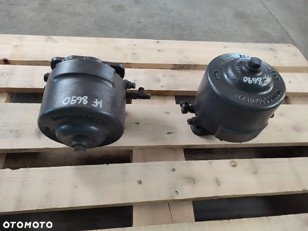Siłownik hamulca tarczowego tył M731850001010 MASSEY FERGUSON 8690 - 6
