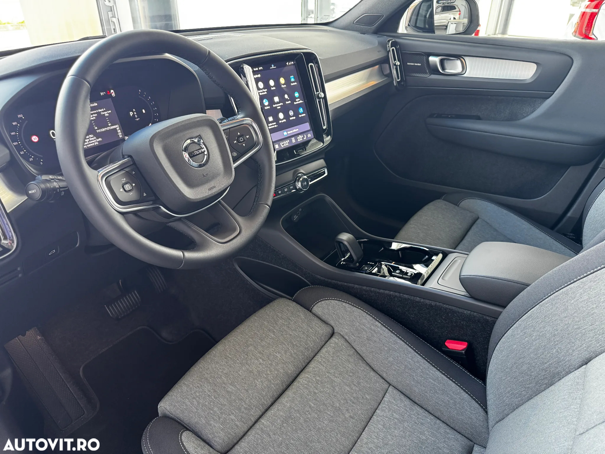 Volvo XC 40 B3 AT FWD MHEV Plus Dark - 14