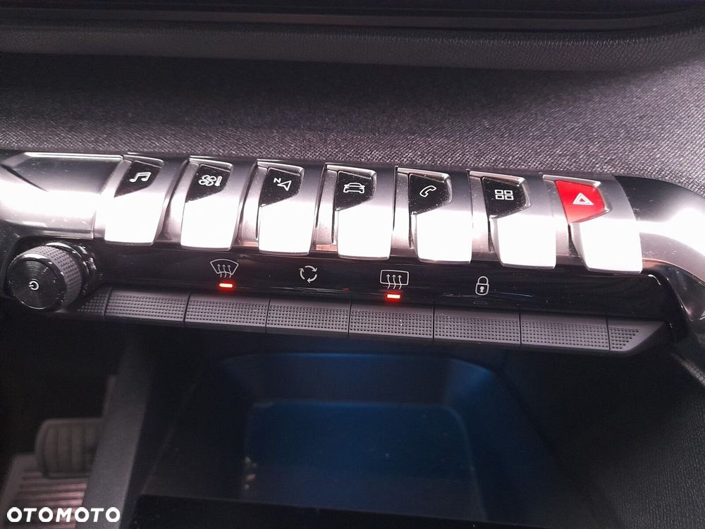 Peugeot 3008 1.2 PureTech Allure S&S EAT8 - 28