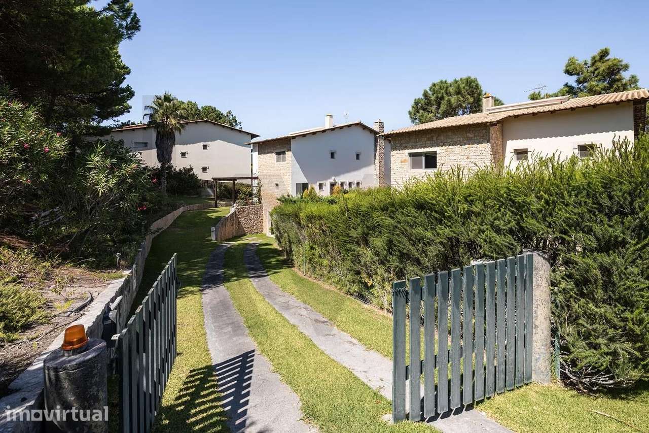 Moradia exclusiva com 4 suites num terreno de 2.686 m2 em Soltróia* - Grande imagem: 2/29