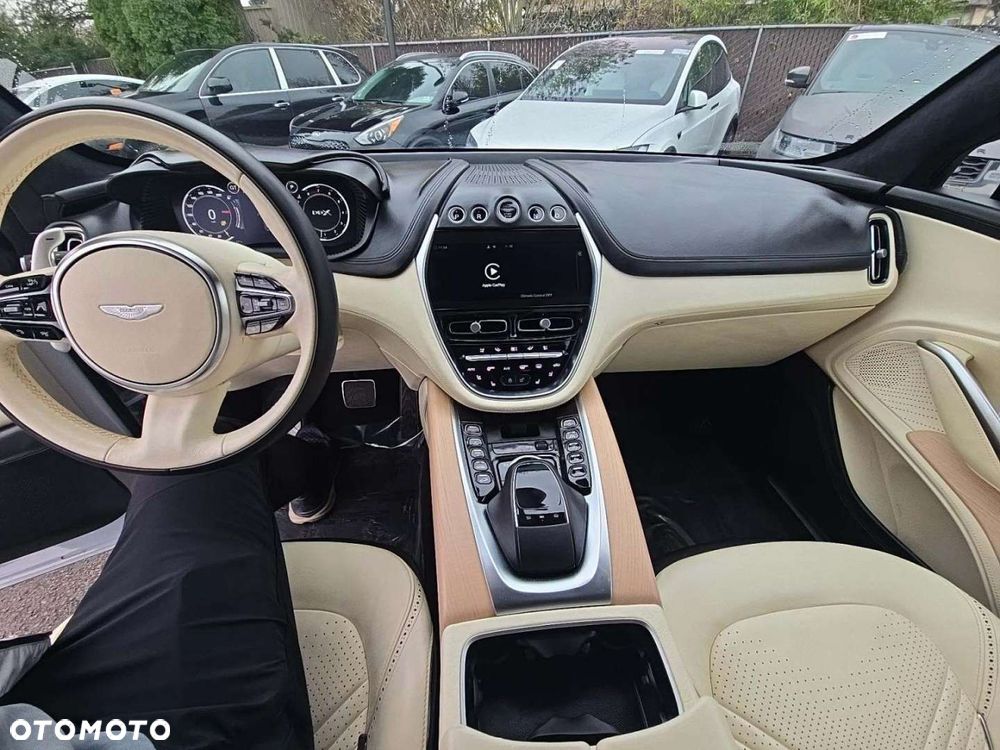 Aston Martin DBX - 8