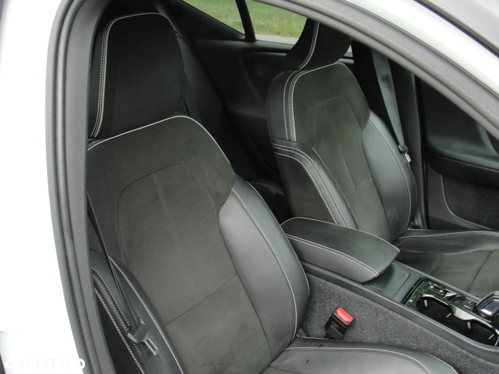 Volvo XC 40 D4 AWD Geartronic R-Design - 8