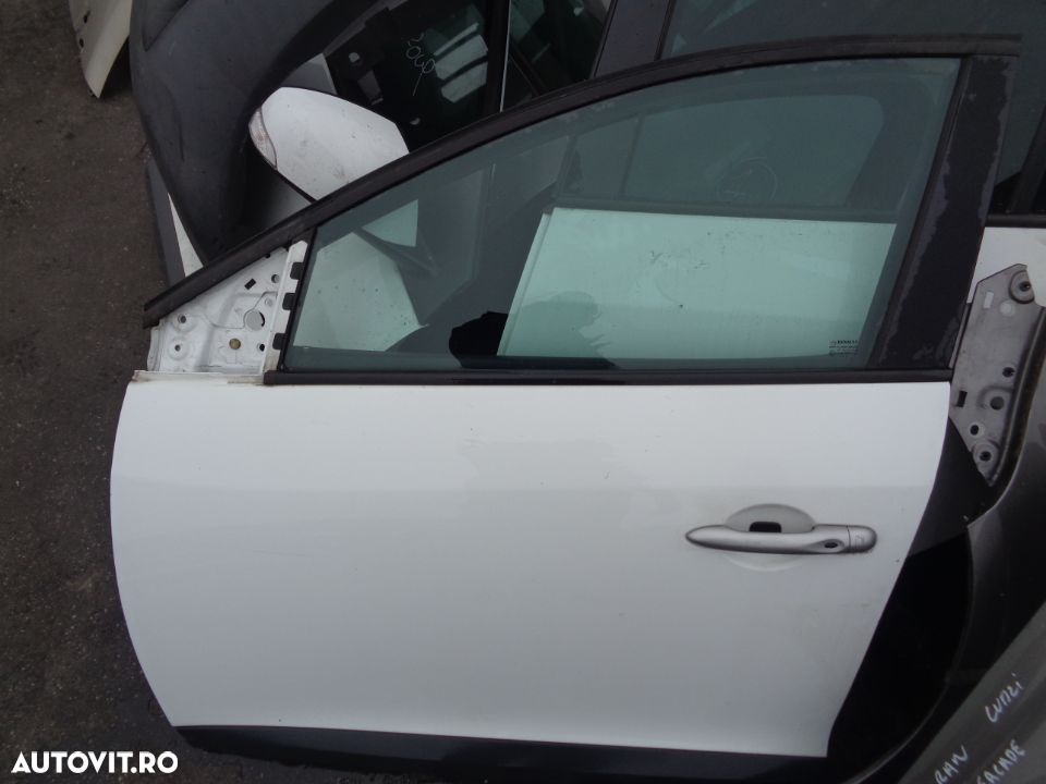 Vand Usa Fata Stanga Renualt Megane 3 din 2010 - 1