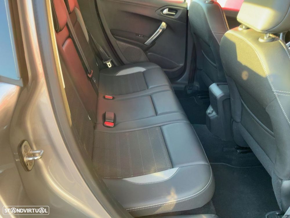 Peugeot 2008 1.2 PureTech Allure - 4