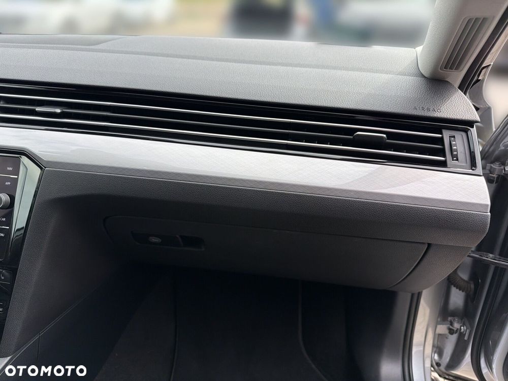 Volkswagen Passat - 36